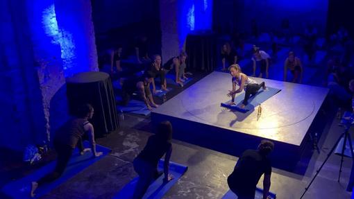 Sesión de beer yoga